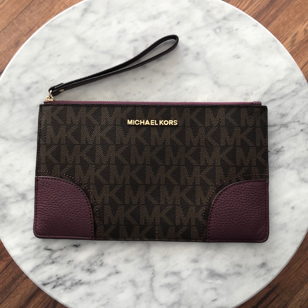 Michael kors wristlet